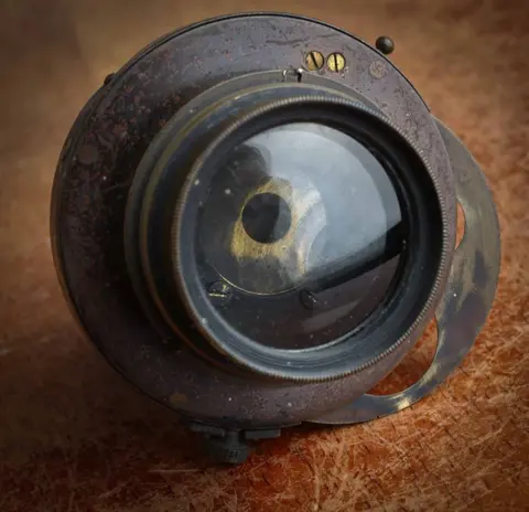 Objectif en laiton à diaphragmes rotatifavec obturateur MattioliFonctionnel