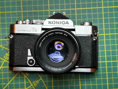Konica Autoreflex T3 + Hexanon AR1,7/50mm en 2,8/135 mm