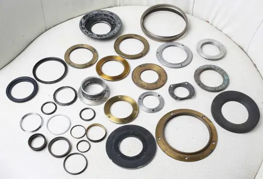 29 Bagues et adaptateurspour fixer les objectifs à vis sur Chambre & Grand Format