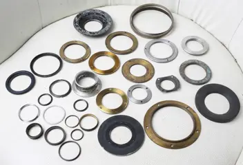 29 Bagues et adaptateurspour fixer les objectifs à vis sur Chambre & Grand Format