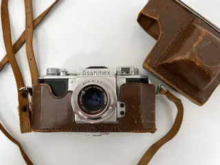 Asahi Asahiflex IIB (Model IA) + Asahi Kogaku Takumar 3,5/50mm + leren tas