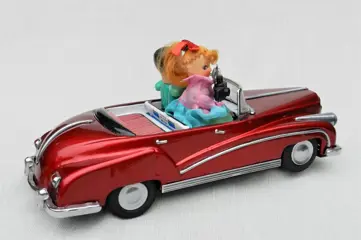 Grote oldtimer modelauto met fotografe als bij-rijdster