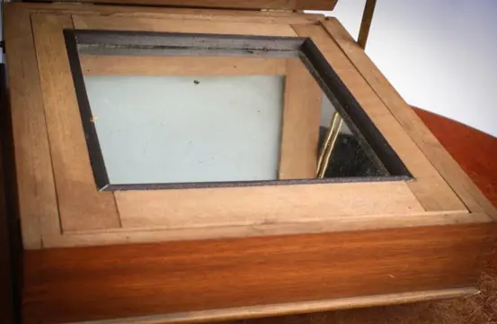 Pupitre de retouche ou repique en bois 25x25 cm en bon état