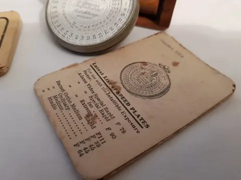 In zakhorloge vorm/TIJDKLOKJE cq. belichtingsmeterplus twee oude/antieke mahonie houten horloge - Wynne"s - Zilver verguld - 1912