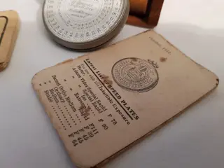 In zakhorloge vorm/TIJDKLOKJE cq. belichtingsmeterplus twee oude/antieke mahonie houten horloge - Wynne"s - Zilver verguld - 1912