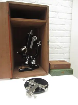 Stiassnie - Paris Messing kantel microscope - 1930/40