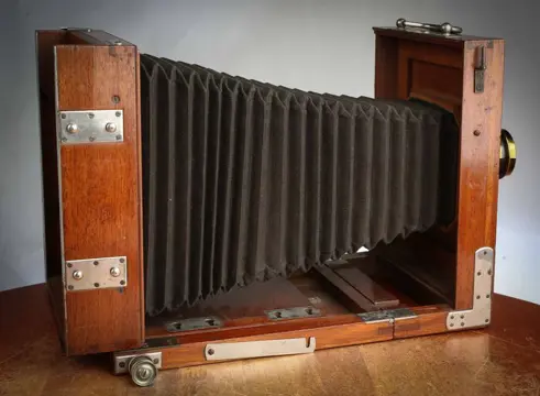 Chambre 13x18 en acajou avec Objectif E.FallerRectiligne N°3 avec pochette de 6 diaphragmes vers 1890