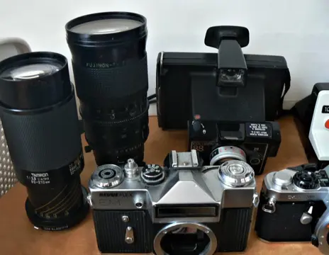 Lot 25x analog cameras, lenses and accessories, various types and brands.