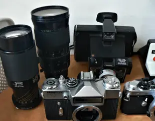 Lot 25x analog cameras, lenses and accessories, various types and brands.