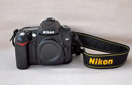Nikon D 90 body with Nikon zoomlens 18-140 mm