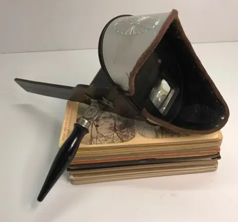 Antique Stereoscope viewer - designHolmes - ca. 1900 - together with 90 stereo cards.