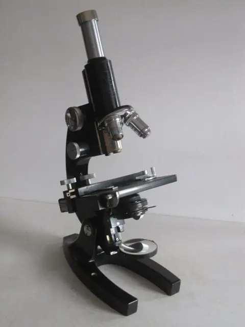 Bausch & Lomb Optical Co., Rochester (NY) USA – Professionele laboratorium- en doktersmicroscoop TK met 1.000x vergroting, in draagkoffer