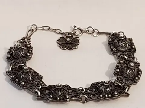 Antieke zilveren Filigrain dames armband afgezet met Zes bewerkte knoppen en aan de sluiting een - 835 Zilver - Armband