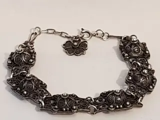 Antieke zilveren Filigrain dames armband afgezet met Zes bewerkte knoppen en aan de sluiting een - 835 Zilver - Armband