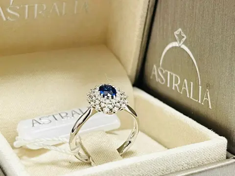 Astralia - 18 karaat Witgoud - Ring - 0.80 ct Saffier - Diamanten