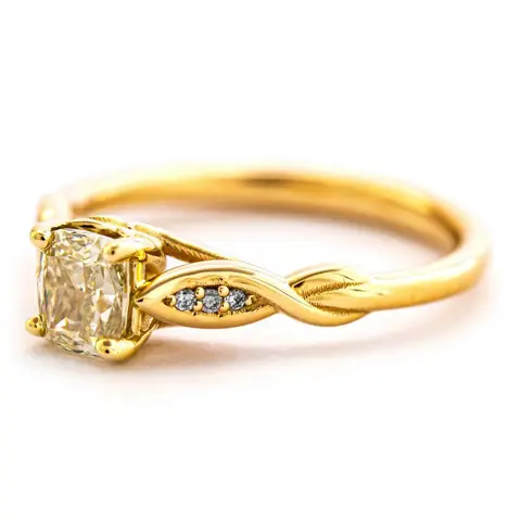 0.80 tcw VS2 Diamond Ring - 14 karaat Geel goud - Ring - 0.77 ct Diamant - Diamanten van 0,03 ct - geen minimumprijs
