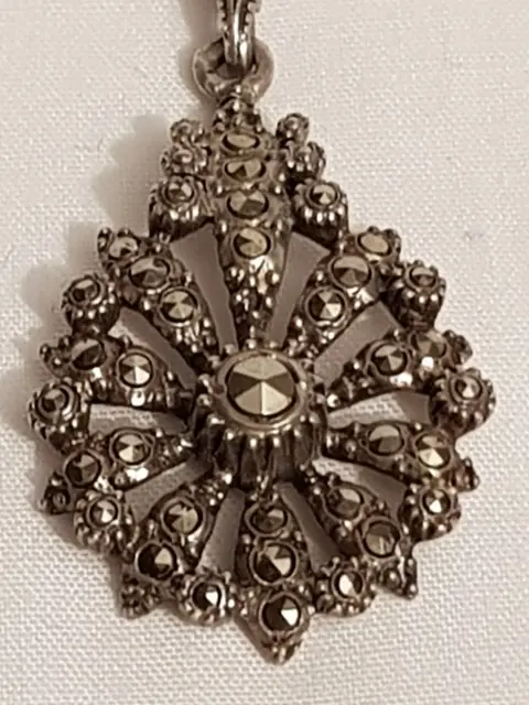 Zilveren collier waaraan een hanger volop bezet met gezet markasiet Toegevoegd een bijbehorende - 835 Zilver - Set