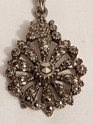 Zilveren collier waaraan een hanger volop bezet met gezet markasiet Toegevoegd een bijbehorende - 835 Zilver - Set