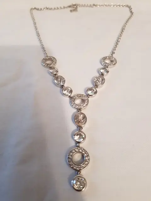 Een zilveren collier incassetteafgezet met geslepen en gefacetteerde kristal stenen - 925 Zilver - Halsketting