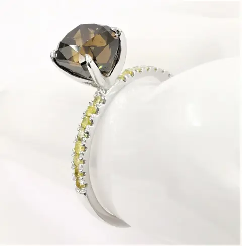 2.02 ct vs fancy greenish brown & 0.07 ct fancy intense yellow diamonds designer solitaire ring - 14 karaat Witgoud - Ring Diamant - Diamanten, AIG Lab-rapport zonder reserve