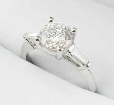 GIA Lab Report 1.30CTW diamond ringI/VVS2 Round cut 1.00 CT center stone and 0.30CTW Baguette cut - 14 karaat Witgoud - Ring - 1.00 ct Diamant - Diamanten