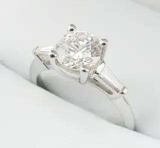 GIA Lab Report 1.30CTW diamond ringI/VVS2 Round cut 1.00 CT center stone and 0.30CTW Baguette cut - 14 karaat Witgoud - Ring - 1.00 ct Diamant - Diamanten