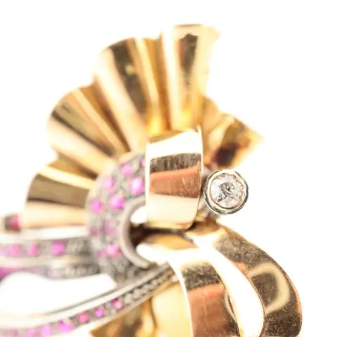19.2 karaat Goud - Broche - 1.65 ct Robijn - Diamanten, 0,1ct