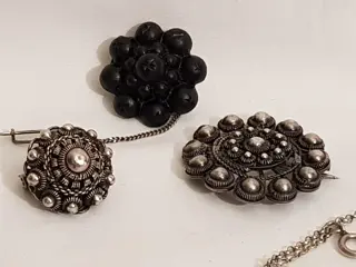 Set met Zeeuwse Zilveren Sieraden, tw, armband, 2 antieke Zeeuwse Broches en een zgn Zeeuwse - 835 Zilver - Set