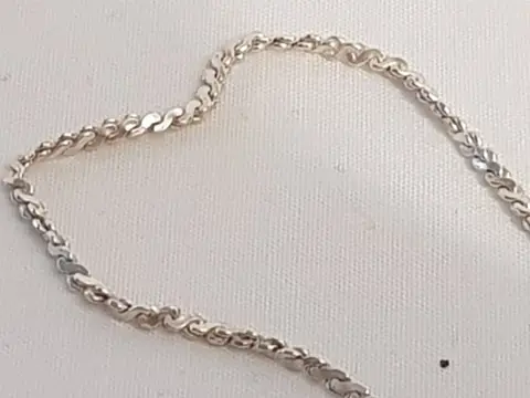Gaaf Zilveren gefacetteerd collier waaraan een ovale zilveren hanger waarin een geslepen Agaath - Gemengd Zilver - Collier met hanger