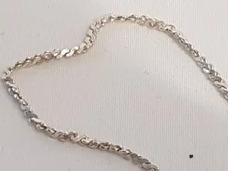 Gaaf Zilveren gefacetteerd collier waaraan een ovale zilveren hanger waarin een geslepen Agaath - Gemengd Zilver - Collier met hanger