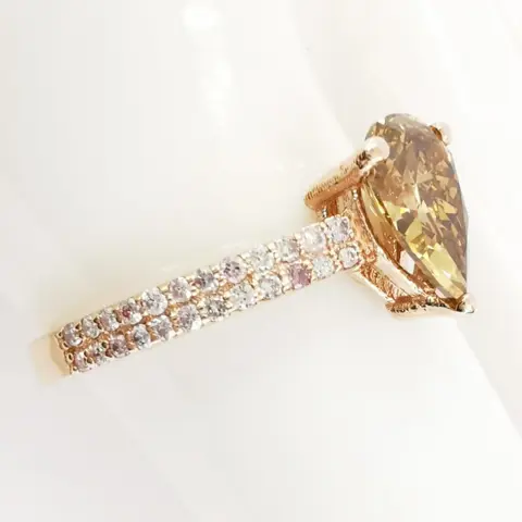 1.09 ct vs fancy yellowish brown & 0.26 ct fancy pink diamonds designer solitaire ring - 14 karaat Rosé goud - Ring Diamant - Diamanten, AIG gecertificeerd zonder reserve