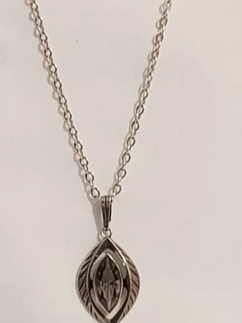 Lang zilveren schakel collier ca 60 cm waaraan een ovaal gevormde zilveren hanger met een geslepen - 835 Zilver - Collier met hanger