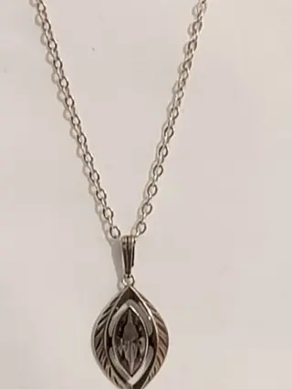 Lang zilveren schakel collier ca 60 cm waaraan een ovaal gevormde zilveren hanger met een geslepen - 835 Zilver - Collier met hanger