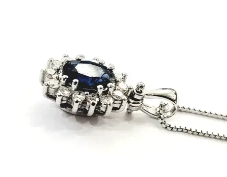 Astralia - 18 karaat Goud, Witgoud - Collier met hanger - 0.75 ct Saffier - Diamanten