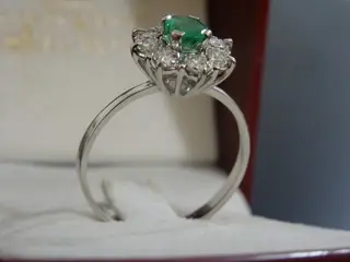 18 karaat Witgoud - Ring Smaragd - Diamanten