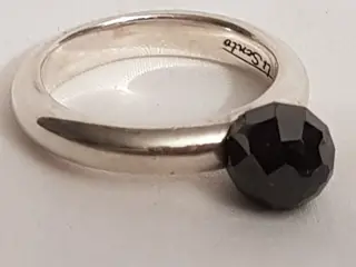 Zilveren Massieve Damesring van Tisento , afgezet met een geslepen granaat met facetranden.. - 925 Zilver - Ring