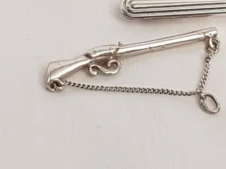 Zilveren gestreepte dasspeld. toegevoegd een dashanger in de vorm van een geweer - 835 Zilver - Dasspeld