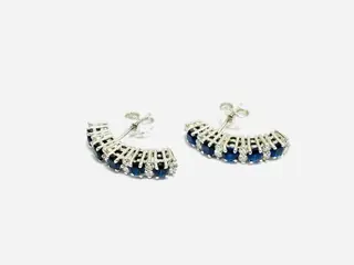 Astralia - 18 karaat Witgoud - Oorbellen - 1.50 ct Saffier - Diamanten