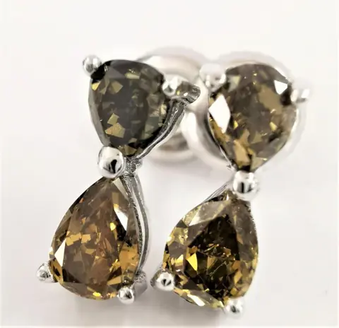 0.60 ct fancy deep greenish yellow & 0.68 ct vs fancy deep yellow diamonds designer stud - 14 karaat Witgoud - Oorbellen Diamant - Diamanten, AIG gecertificeerd zonder reserve