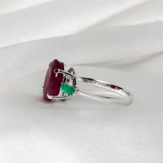 No Reserve Price-5.31 Ct Natural No Heated Ruby & 0.33 Ct Natural Green Emeralds - 14 karaat Witgoud - Ring Robijn - Smaragden, IGI gecertificeerd