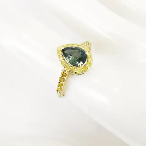 1.00 ct blue sapphire & 0.40 ct fancy vivid yellow diamonds designer halo ring - 14 karaat Geel goud - Ring Saffier - Diamanten