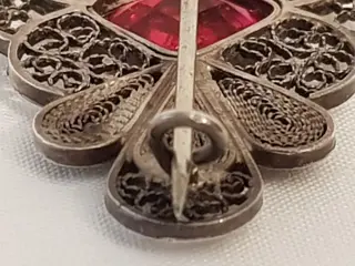 Zilveren Art-deco Broche , Filigrain werk met roodkleurige steen met facet randen. - 835 Zilver - Broche