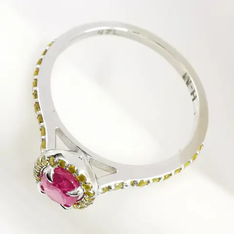 0.80 ct pink sapphire & 0.50 ct fancy intense yellow diamonds designer halo ring - 14 karaat Witgoud - Ring Saffier - Diamanten, AIG gecertificeerd zonder reserve