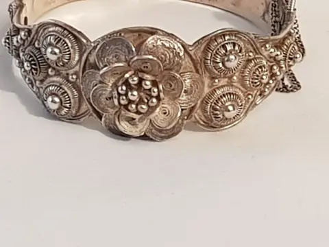 Zilveren Scharnier Dames- armband ,breed model afgezet met floraal motief en filigrain knoppen. - 900 Zilver - Armband