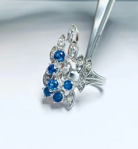 18 karaat Witgoud - Ring - 1.10 ct Saffier - Diamanten