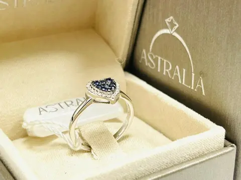 Astralia - 18 karaat Witgoud - Ring - 0.27 ct Saffier - Diamanten