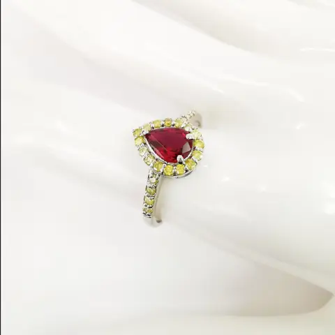 0.86 ct red ruby & 0.36 ct fancy intense yellow diamonds designer halo ring - 14 karaat Witgoud - Ring Robijn - Diamanten, AIG gecertificeerd zonder reserve