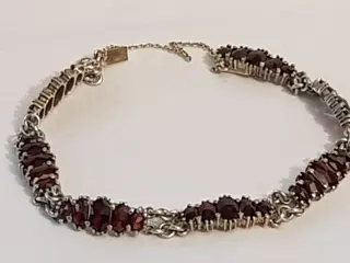 Zilveren Dames armband met 7 grote schakels waarin elk 5 geslepen granaten , 1 cm breed verkeert in - 835 Zilver - Armband Granaat