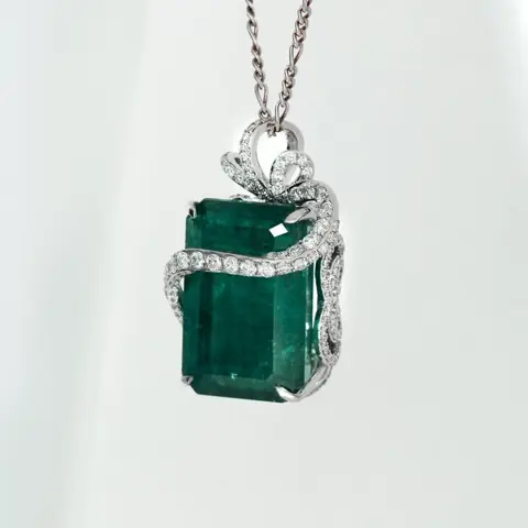 18K Natural Zambia Deep Green Emerald with 1.32 ct Diamonds - 18 karaat Witgoud - Collier met hanger Smaragd - Diamanten