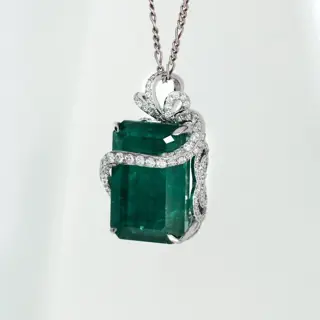 18K Natural Zambia Deep Green Emerald with 1.32 ct Diamonds - 18 karaat Witgoud - Collier met hanger Smaragd - Diamanten